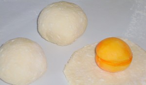 На кусочки теста выкладываем «фаршированные» сахаром абрикосы фото | На кусочки теста выкладываем «фаршированные» сахаром абрикосы